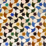 Alhambra-p3-closeup Patroon van tegelvormen die perfect op elkaar aansluiten