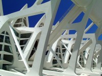 complexe-ruimtelijke-structuur-van-een-gebouw-waarbij-de-rol-van-de-dragnede-delen-extreem-overdreven-is