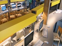 computertafels-in-de-hal-van-basisschool-de-zevensprong