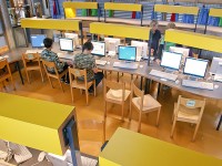 lichtbakken-boven-de-nieuwe-tafels-voor-computerwerk-basisschool-de-zevensprong