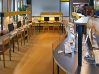 tafels-en-verlichting-ontworpen-voor-de-hal-van-de-basisschool