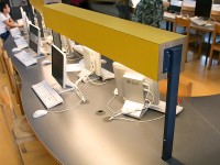 tafels-met-golvende-lijnen-mast-vaste-lage-verlichting