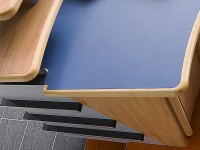 werkblad-van-balie-gemeentehuis-ingelegd-met-desktop