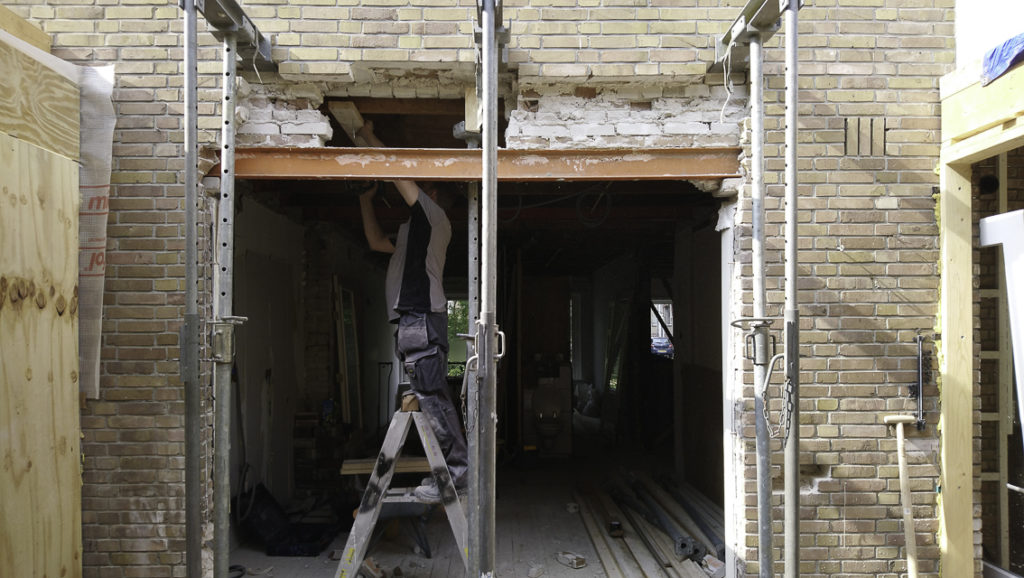 doorbraak-met=stalen-portaal-voor-uitbouw