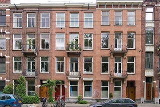 Eind negentiende eeuwse panden met traditionele bouwstijl;