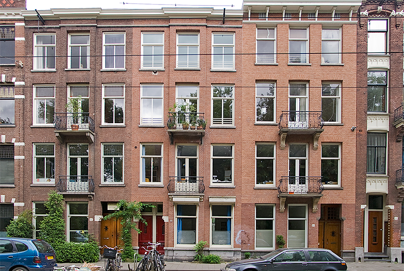 Eind negentiende eeuwse panden met traditionele bouwstijl;