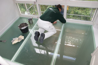 de glazen vloerpanelen worden afgewerkt