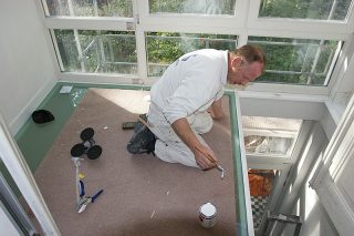 het plaatsen van de laatste glasplaat wordt voorbereid